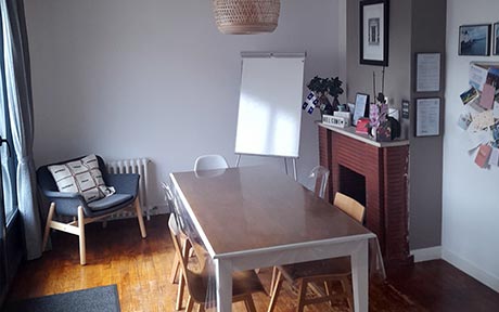 La salle de travail d'Instants Bilingues à Vitré, où ont lieu les cours d'anglais et de français.